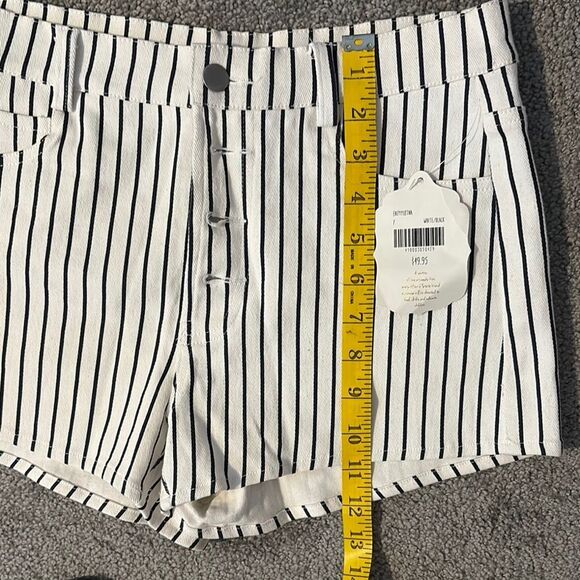 NWT Alter’d State Black and White Striped Shorts. Size 7 - Picture 6 of 8